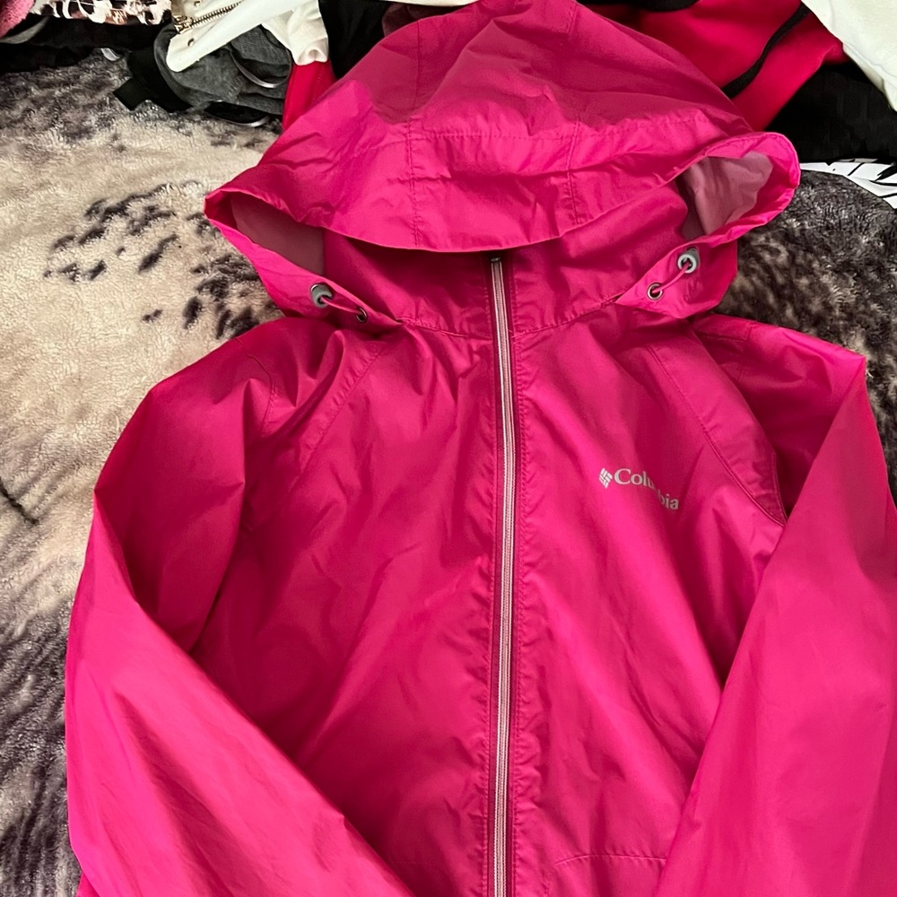 Columbia rain jacket size small. Has good that folds up into the collar
